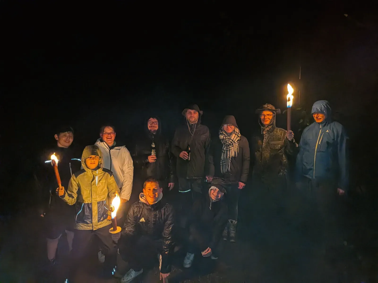Jungschützen mit Fackeln am Abend beim Zeltlager