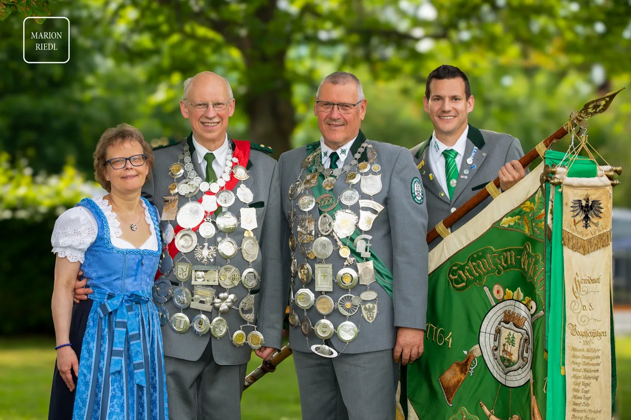 Schützenkönig Ronald Krohn und Vogelkönig Günter Ernst beim Schützenfest 2026.